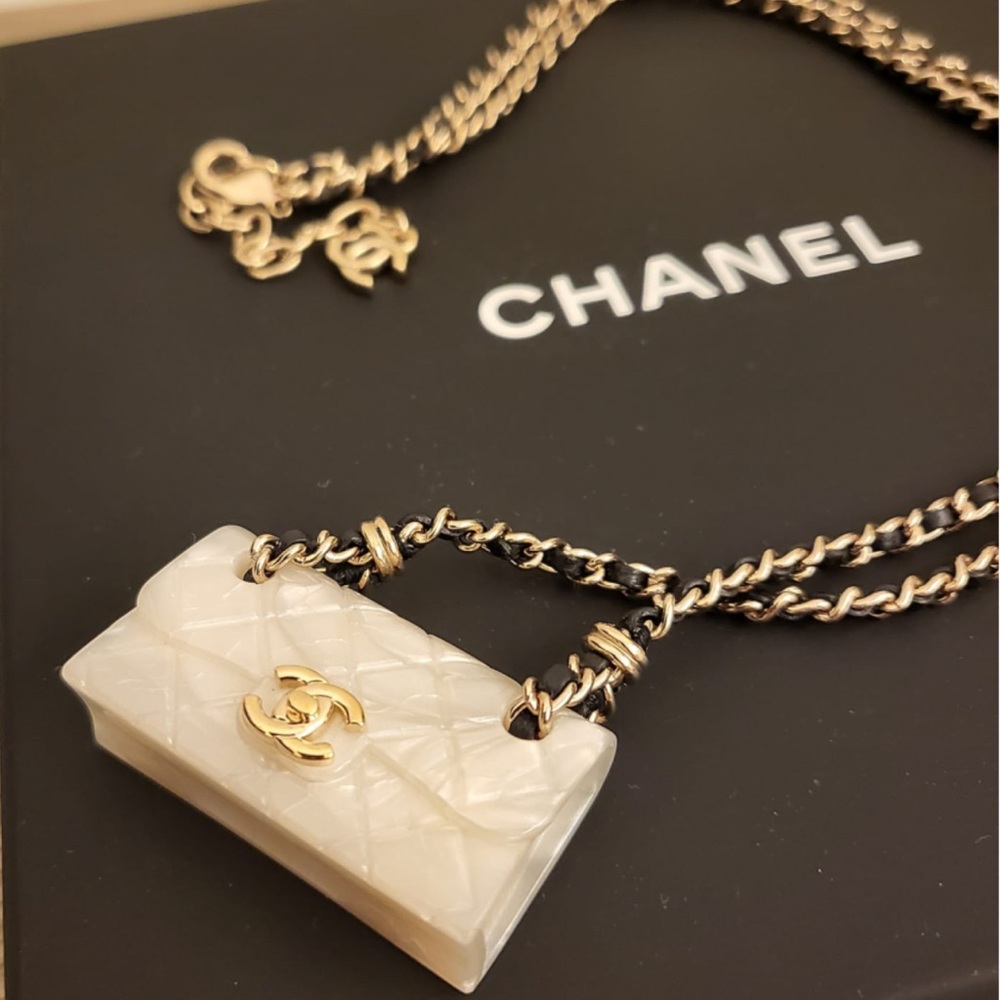 CHANEL WHITE BAG RESIN NECKLACE B23-C